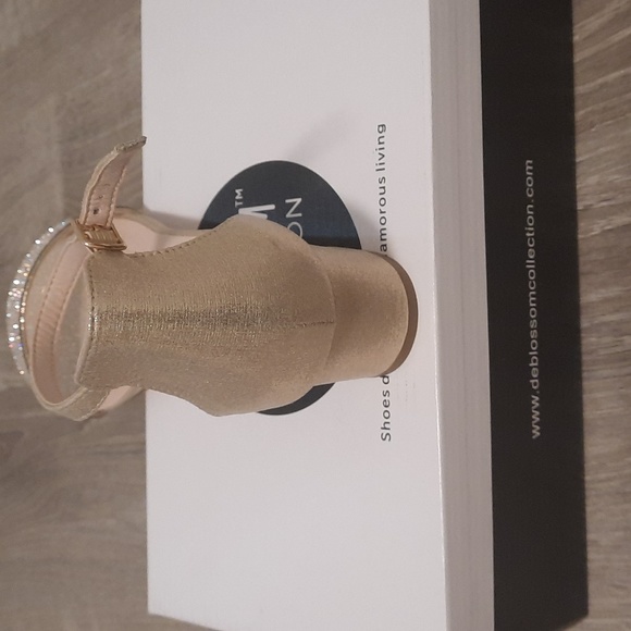 BNIB De Blossom Collection Ankle Strap Rhinestone Block Heel Sandals - Picture 6 of 9